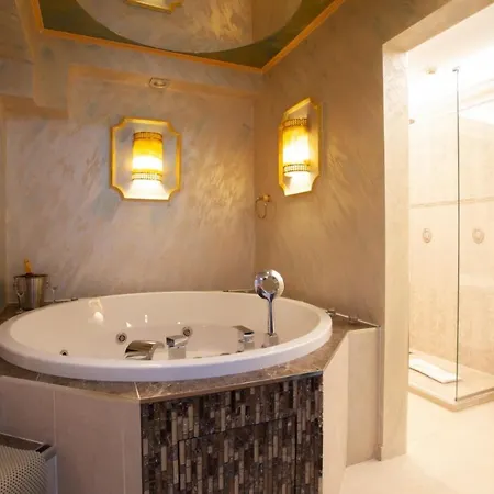 Private Jacuzzi W/ Parking Spot *