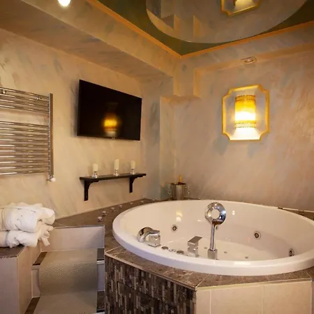 Private Jacuzzi W/ Parking Spot *